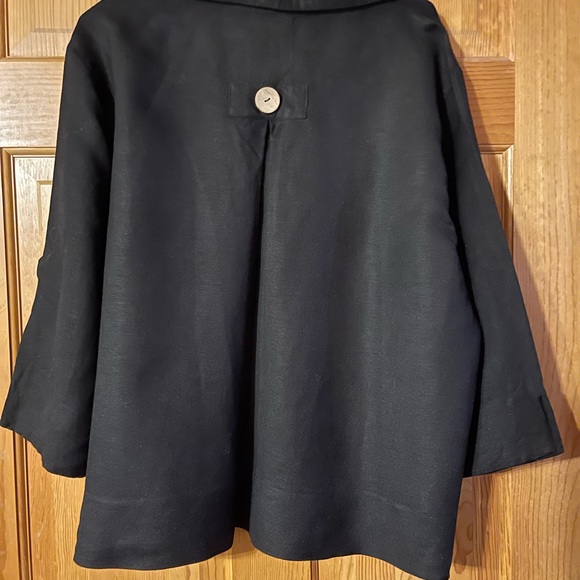 Woman’s black top - Picture 2 of 2